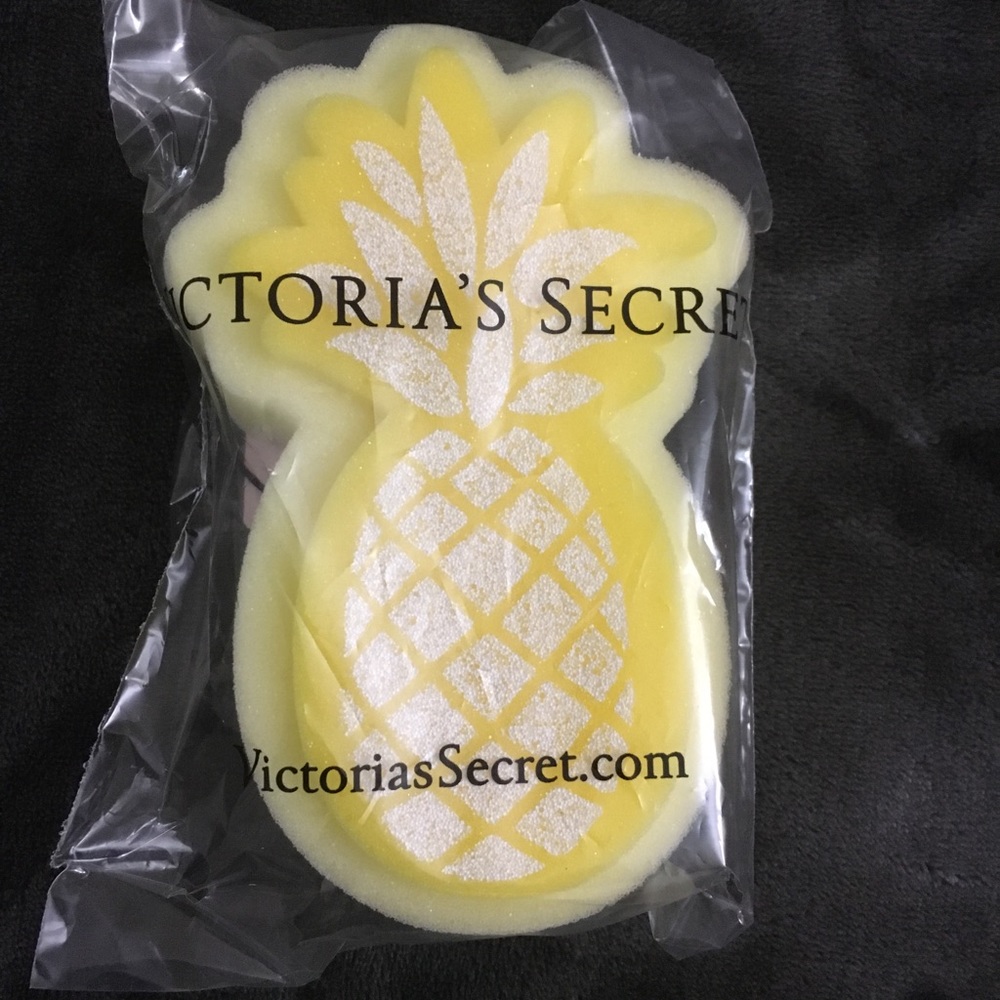 NWT VS PINK PINEAPPLE BATH SPONGE